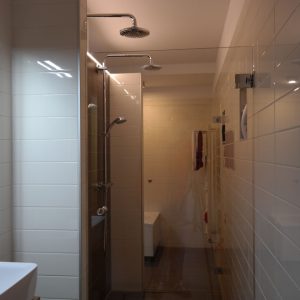 z13_douche-doorkijk-gesloten doorloopdouche